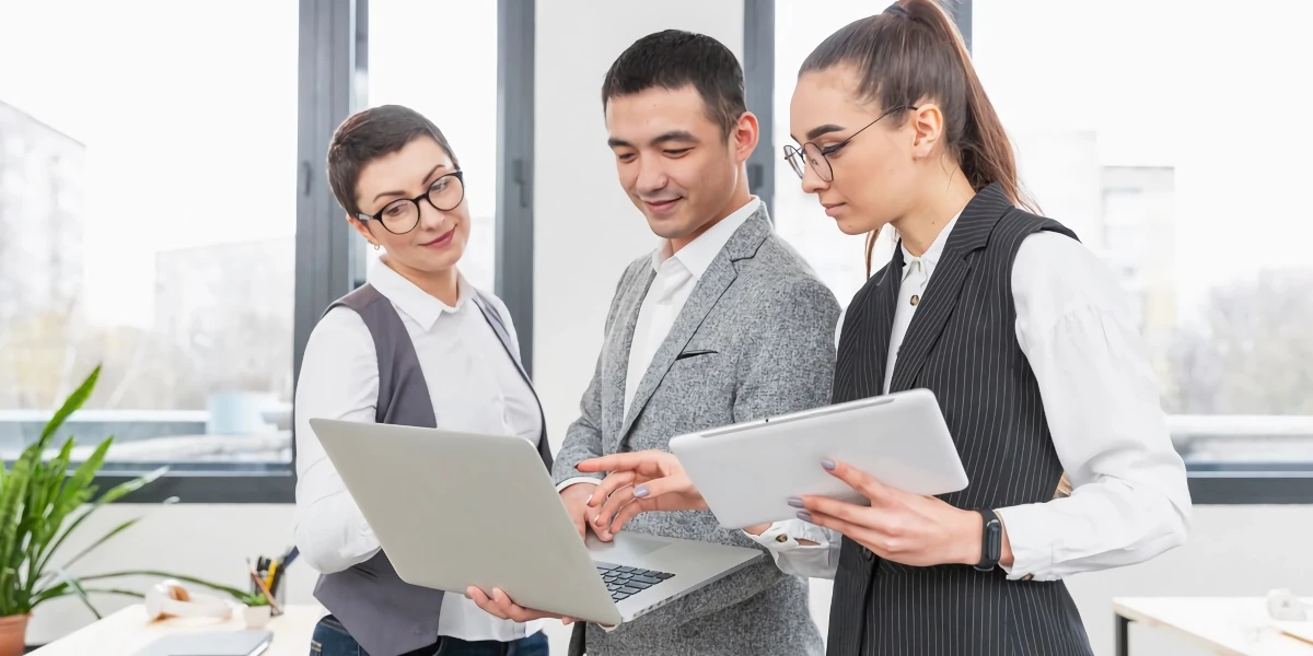 Group-entrepreneurs-working-together-with-a-computer