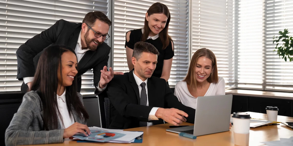 People-medium-shot-working-together